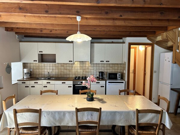 Kühlschrank, Mikrowelle, Ofen, Geschirrspüler