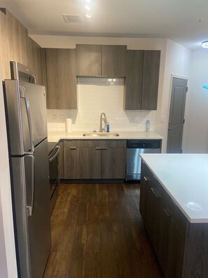 Mikrobølgeovn, ovn, kogeplade, opvaskemaskine