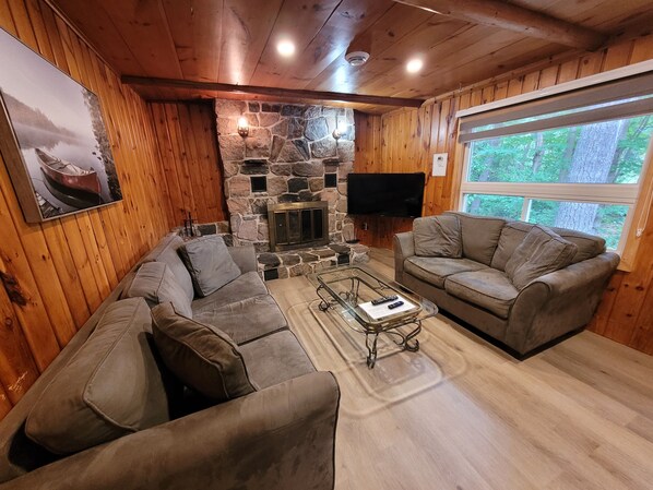 Smart TV, fireplace, foosball, table tennis - Slumber Inn at Pine Ridge Park (Pembroke)