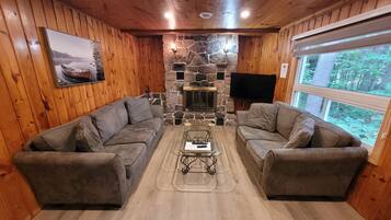 Smart TV, chimenea, futbolito, mesa de ping pong