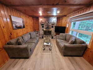 Una Smart TV, una chimenea, un futbolín, una mesa de tenis de mesa