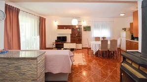 Ein gemütlicher, kompakter Wohnraum mit Küchenzeile, Essbereich und Schlafzimmer.