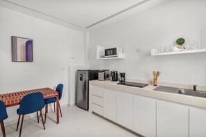 Deluxe-talo, parveke, näköala puutarhaan | Tallelokero huoneessa, silitysrauta/-lauta, ilmainen Wi-Fi