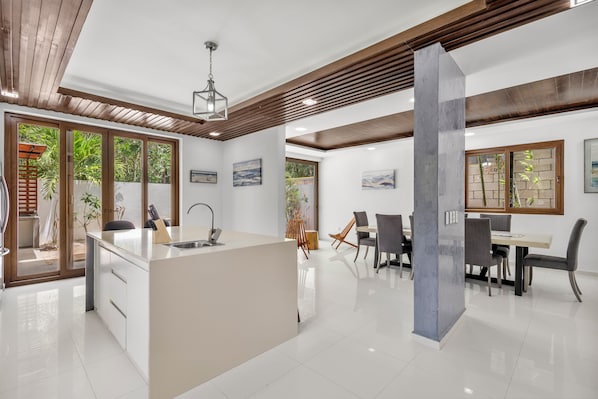 Deluxe House, Balcony, Garden View | Private kitchen