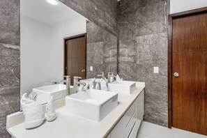 Casa Deluxe, balcón, vista al jardín | Baño