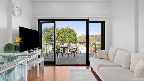 Smart TV - Harbour Glimpses & Modern Comfort (Birchgrove)