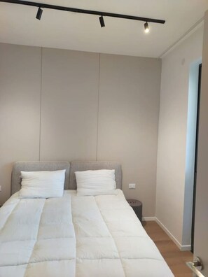 2 多间卧室、办公桌、WiFi