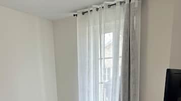 2 bedrooms, iron/ironing board, travel cot, free WiFi