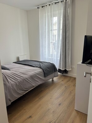 2 bedrooms, iron/ironing board, travel crib, free WiFi