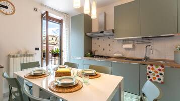 Frigorifero, forno, piano cottura, lavastoviglie