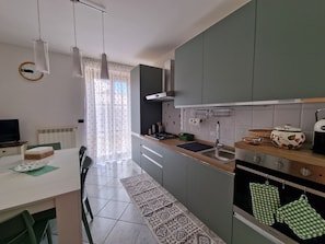 Fridge, oven, stovetop, dishwasher