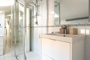 Dusche, Haartrockner, Bidet, Handtücher