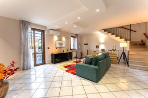 A spacious living area with a sofa, a fireplace, a staircase, and a dining area. - Holiday House “La Terrazza HOUSE” in the heart of Lanciano (Lanciano)