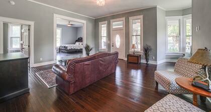 9 Mi to Kentucky Lake: Spacious Victorian Home!