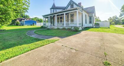 9 Mi to Kentucky Lake: Spacious Victorian Home!
