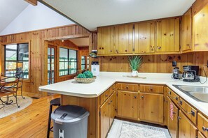 Frigorífico, microondas, placa de cocina y lavavajillas