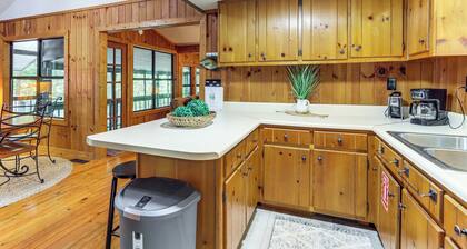 Cartecay River Retreat w/ Yard & Screened Porch!