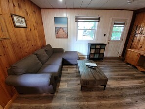 Una Smart TV, un futbolín, una mesa de tenis de mesa, libros