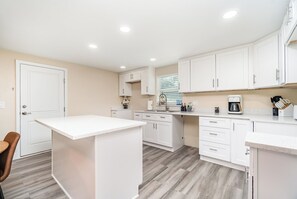 Fridge, microwave, oven, stovetop - Sunny Fort Myers Getaway (Fort Myers)