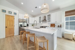 Kylskåp, mikrovågsugn, ugn och spishäll