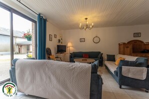 TV, peis, fotballspill og bordtennis