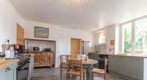 Microwave, oven, dishwasher, high chair - La Cour de Marie-Mariette (VOUZY)