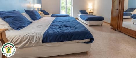 Travel crib, free WiFi, bed sheets