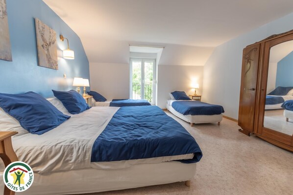 Travel cot, free WiFi, bed sheets