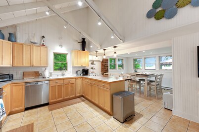 Grand Lake Cottage- A Peaceful Fall Escape to Alpena's Shores