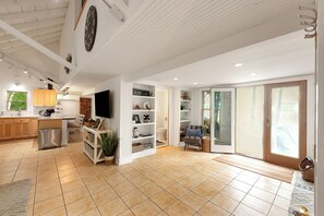 المنشأة من الداخل