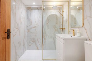 Shower, towels, soap, toilet paper - Ladbroke Grove hidden Gem (london)