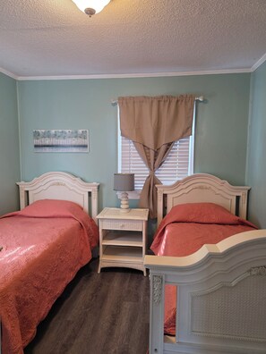 3 bedrooms, desk, iron/ironing board, free WiFi