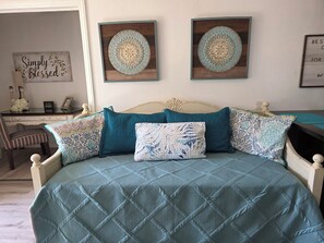 3 quartos, escrivaninha, ferros/tábuas de passar roupa