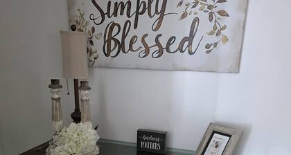 Carolina Girls
Southern Charm Hometown Cottage!