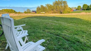 Un espace extérieur verdoyant avec un banc blanc.