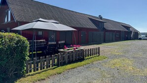 A red barn with a gravel driveway and a wooden fence. - 1 bedroom nice apartment in Aneby (Aneby)