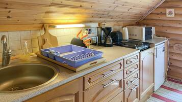 Een koelkast, een oven, een kookplaat, een koffiezetapparaat/waterkoker