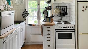 Refrigerador, parrilla de estufa, lavavajillas y cafetera y tetera