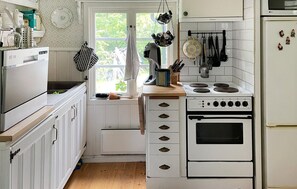 冷蔵庫、コンロ、食器洗い機、コーヒー / ティーメーカー