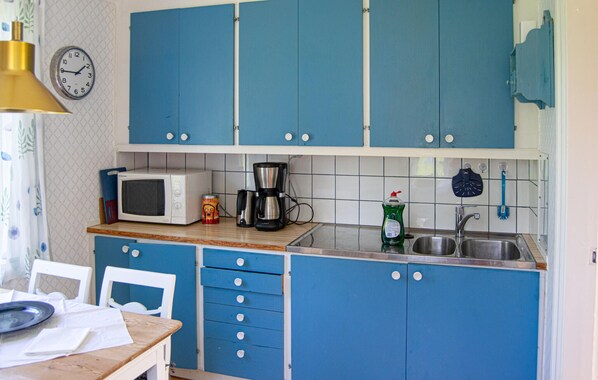 Fridge, oven, stovetop, coffee/tea maker