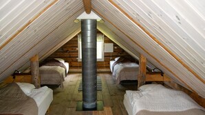 A dormitory-style room with bunk beds, a central heating vent, and wooden beams. - Cozy home in Närkesberg (Närkesberg)