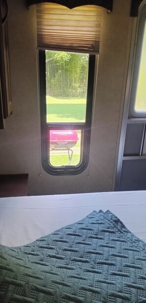 1 bedroom, WiFi, bed sheets - Cozy RV Cabin Sitting on a Privately owned Campground in wonderful Lincolnton NC (Lincolnton)