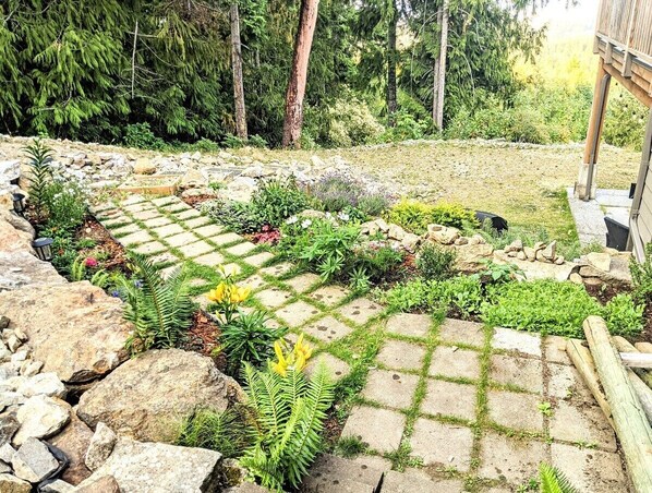 Garden - Mountain House of Wonder (Qualicum Beach)