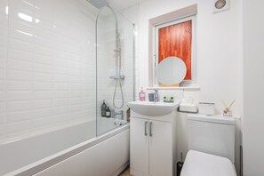 Shower, hair dryer, towels, soap - Beverley Central Quiet 3 bedroom Homey Parking (East Riding of Yorkshire)