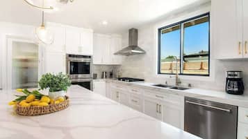 Een koelkast, een magnetron, een oven, een kookplaat