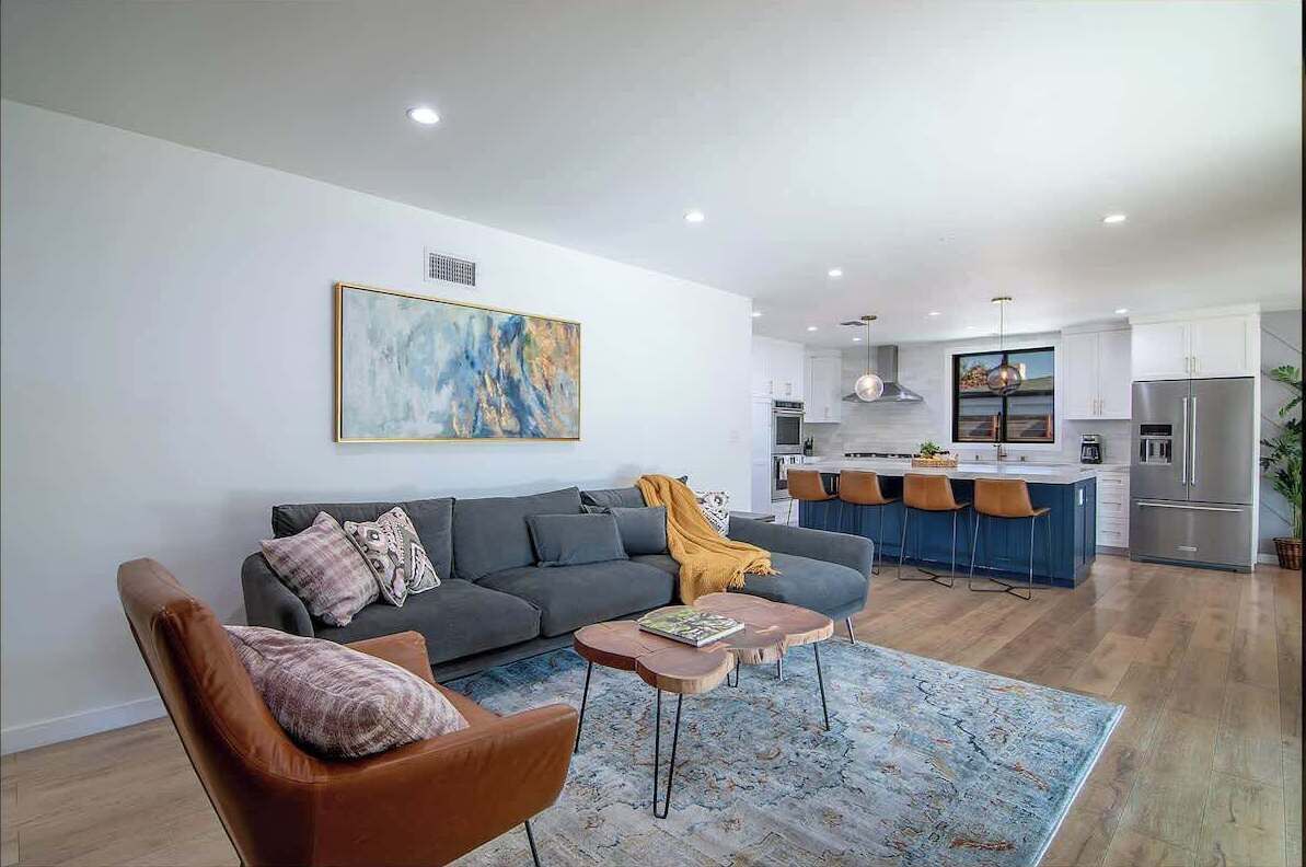 Televisión, chimenea y oficina 