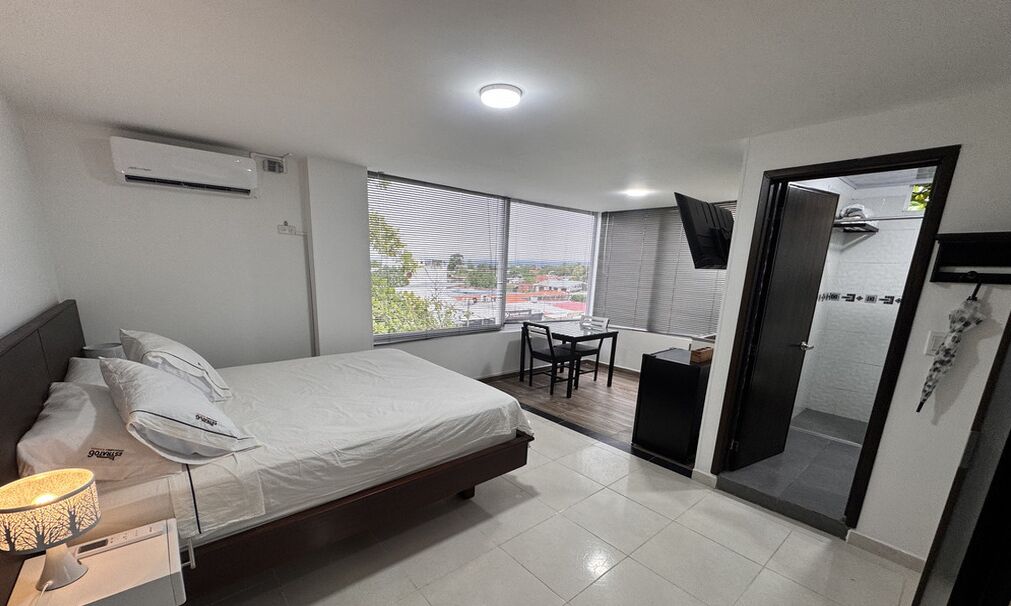 1 habitación, tabla de planchar con plancha, wifi y ropa de cama 