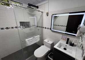 Secador de pelo, toallas, jabón y papel higiénico