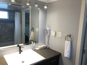 Hiustenkuivaaja, pyyhkeet, saippua, vessapaperi