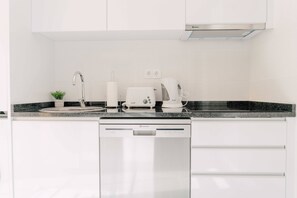 Geladeira, micro-ondas, fogão, cooktop